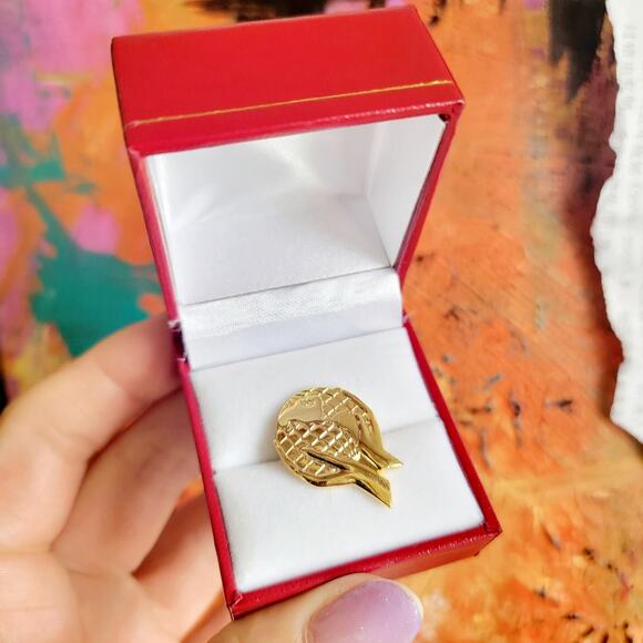Golden Globe Hands Pin, New - Picture 1 of 4